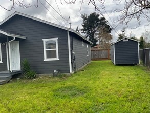 3880 Rohnerville Rd in Fortuna, CA - Foto de edificio - Building Photo