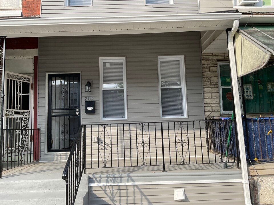 2115 S 67th St in Philadelphia, PA - Foto de edificio