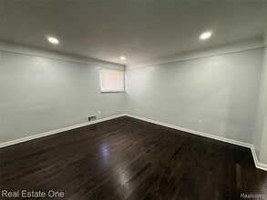 8064 Whitefield St in Dearborn Heights, MI - Building Photo - Building Photo