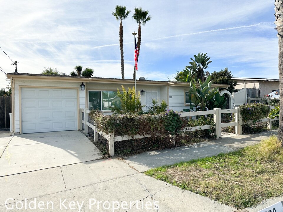 4199 Lewis St in Oceanside, CA - Building Photo