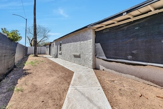 3901 W Hadley St, Unit 2 in Phoenix, AZ - Building Photo - Building Photo