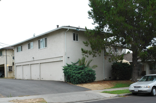 945 Castlewood Dr in Los Gatos, CA - Building Photo - Building Photo