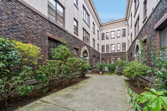 Capitola Apartments in Seattle, WA - Foto de edificio - Building Photo
