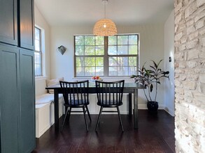 7018 Crosswood Dr in Austin, TX - Foto de edificio - Building Photo