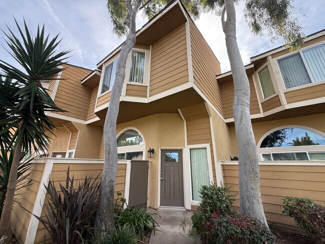 2063 Charle St in Costa Mesa, CA - Foto de edificio - Building Photo