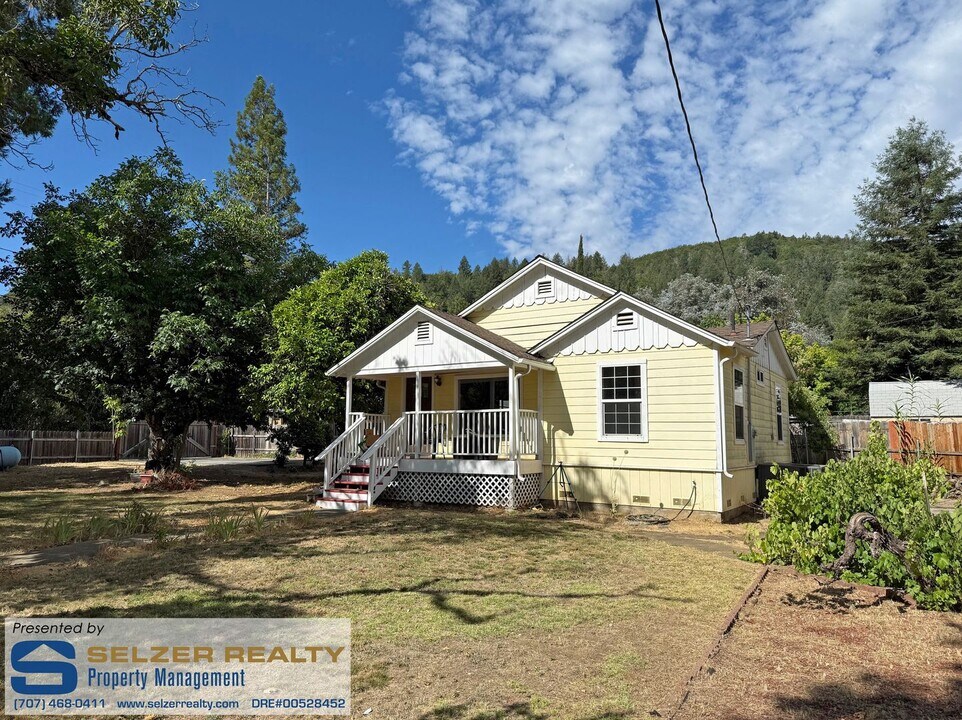 1114 Helen Ave in Ukiah, CA - Foto de edificio