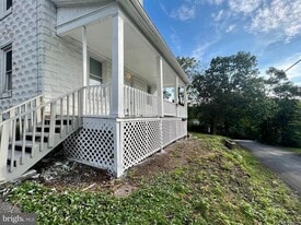 6 Laurel Hill Ln in Berkeley Springs, WV - Building Photo