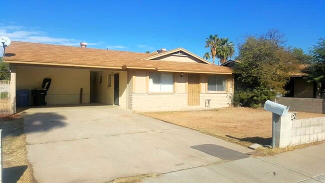 property at 4738 E St Anne Ave