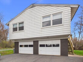 904 Mount Pleasant Rd in Dauphin, PA - Building Photo