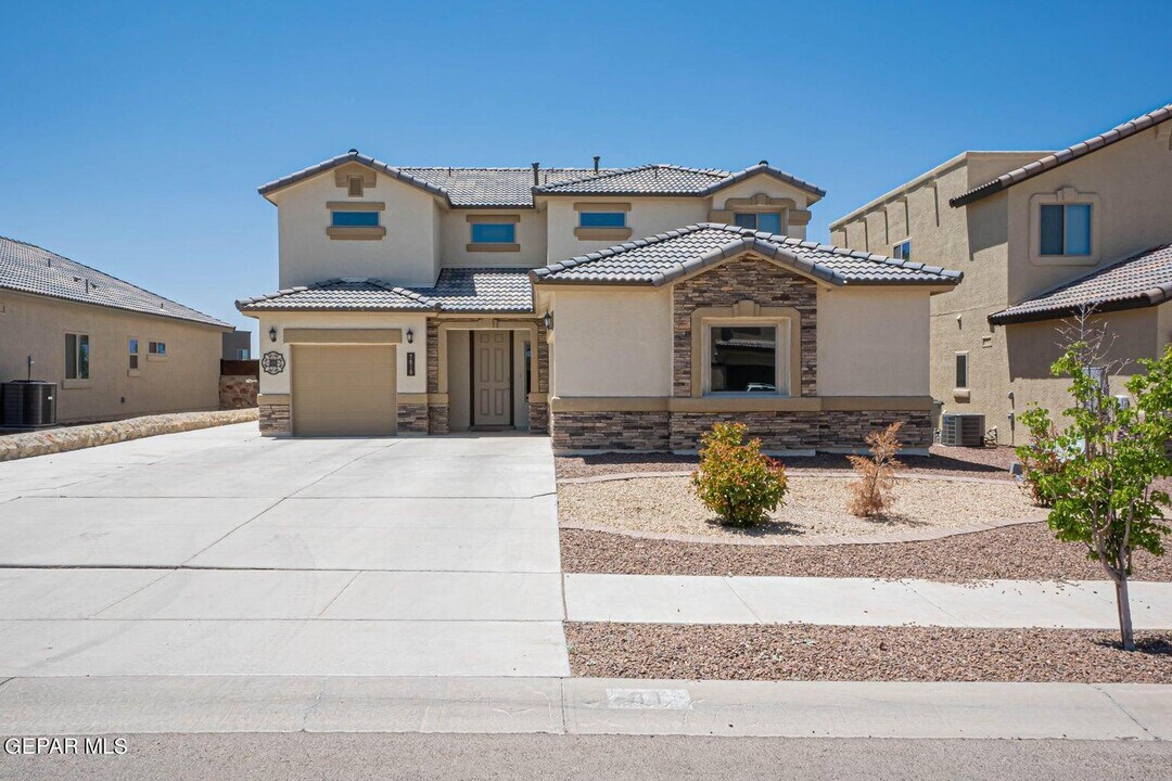 7819 Enchanted Path Dr in El Paso, TX - Building Photo