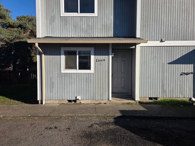 1669 Salishan St SE