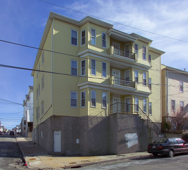 270 Mulberry St in Fall River, MA - Building Photo - Building Photo