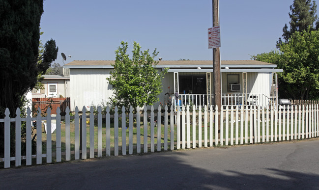 Petite Chateau Mobile Home in San Bernardino, CA - Foto de edificio - Building Photo