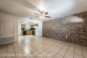 1324 W Goodwin St in Pleasanton, TX - Building Photo - Building Photo