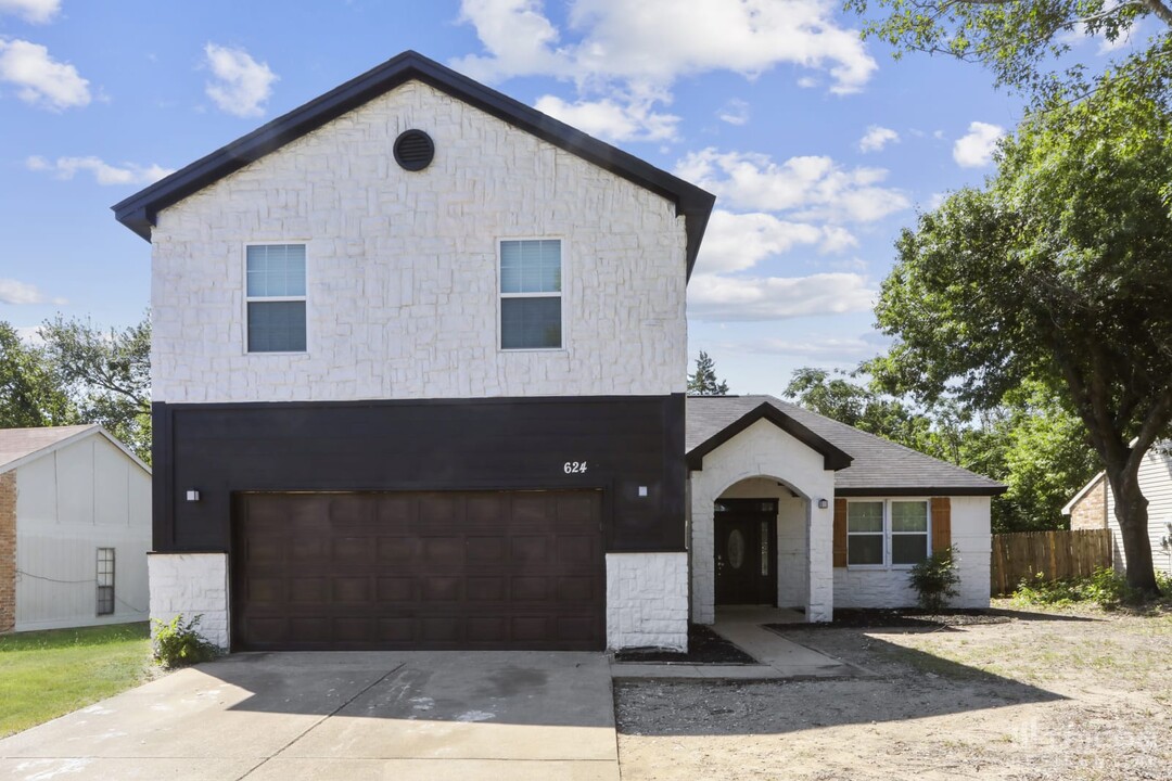 624 Nora Ln in Desoto, TX - Foto de edificio