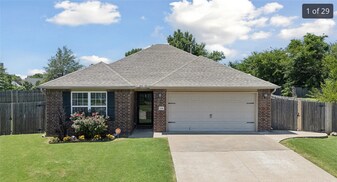 9246 N 143rd East Ave in Owasso, OK - Building Photo