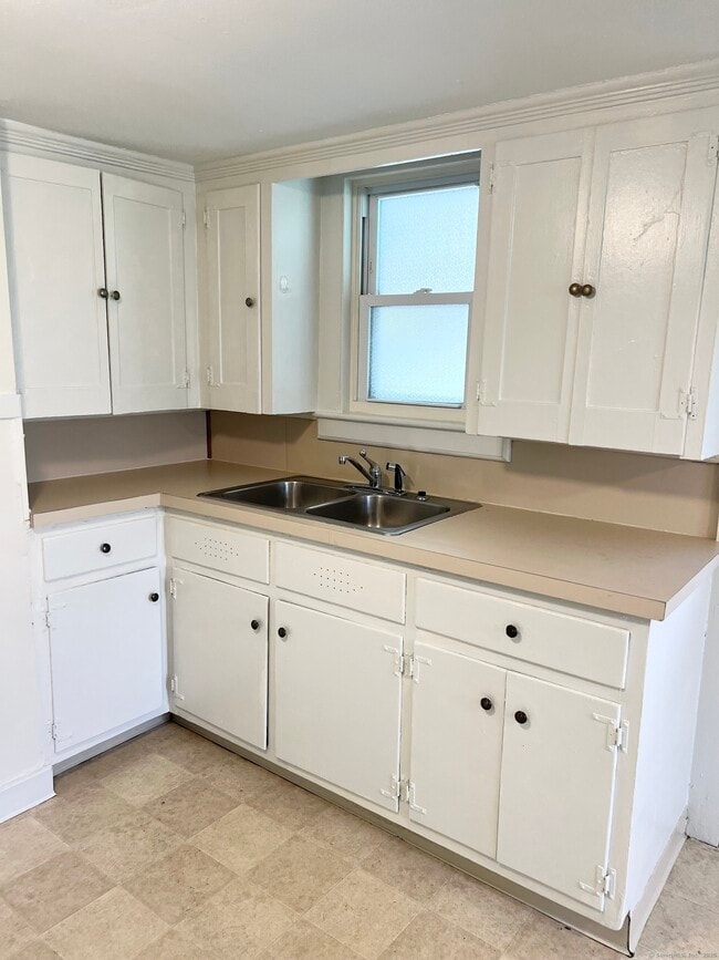 565 E Main St in Middletown, CT - Building Photo - Building Photo