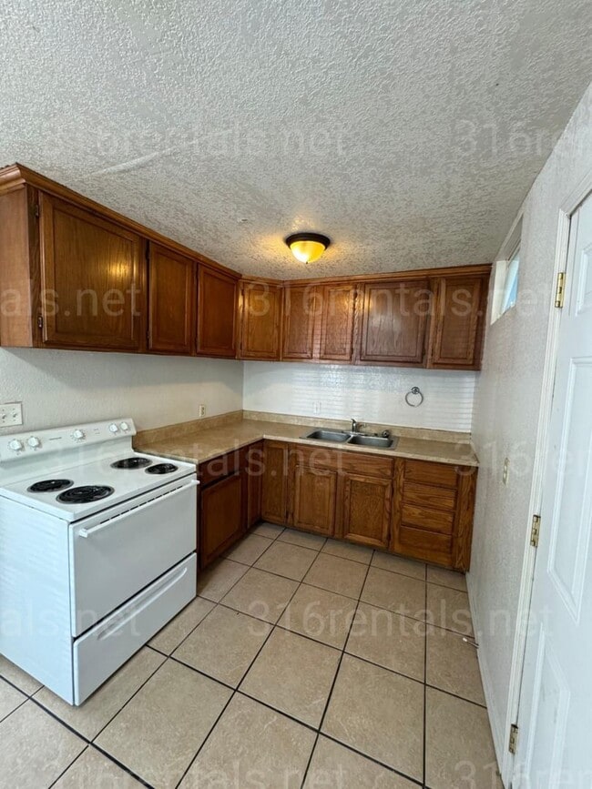 property at 1516 N Waco Ave