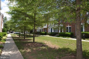 42761 Hollingsworth Terrace in Chantilly, VA - Building Photo