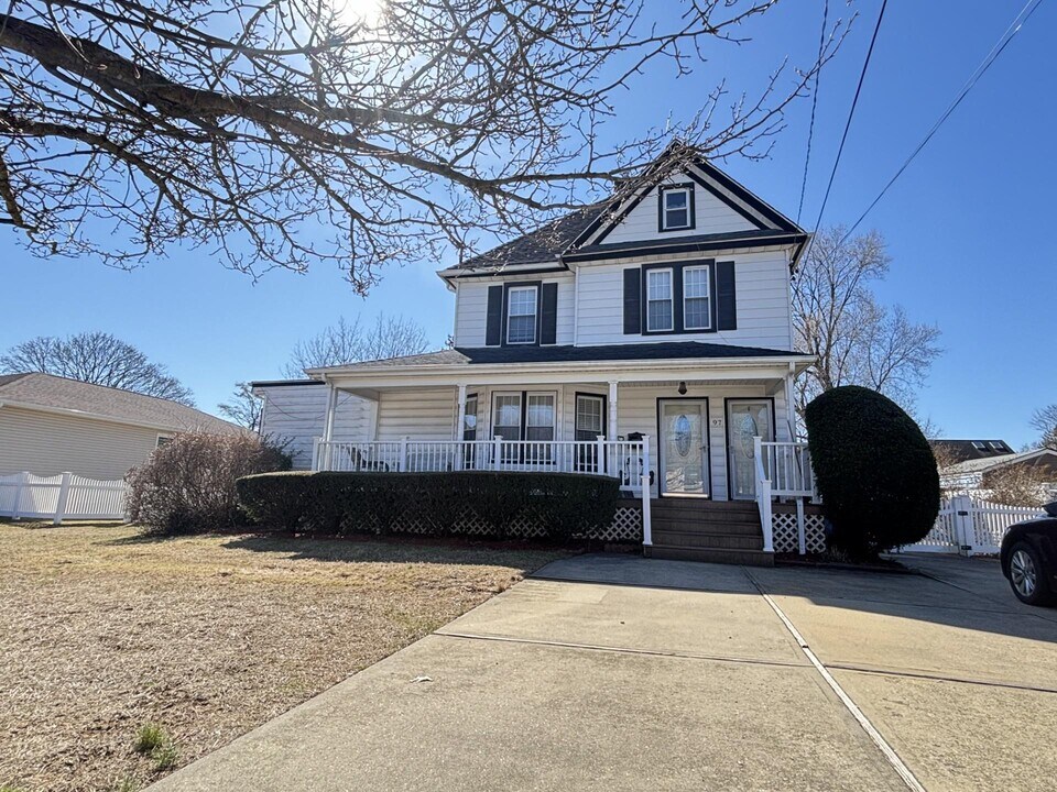97 Garfield Pl in East Rockaway, NY - Building Photo