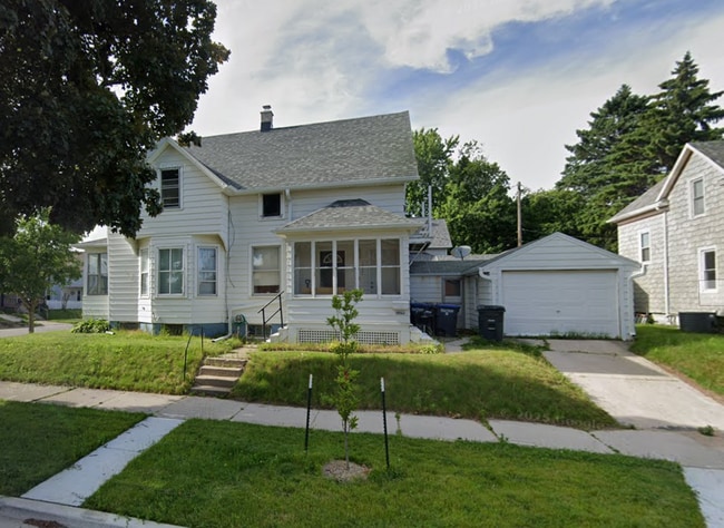 1032 Broadway Ave, Unit Upper Unit in Duplex