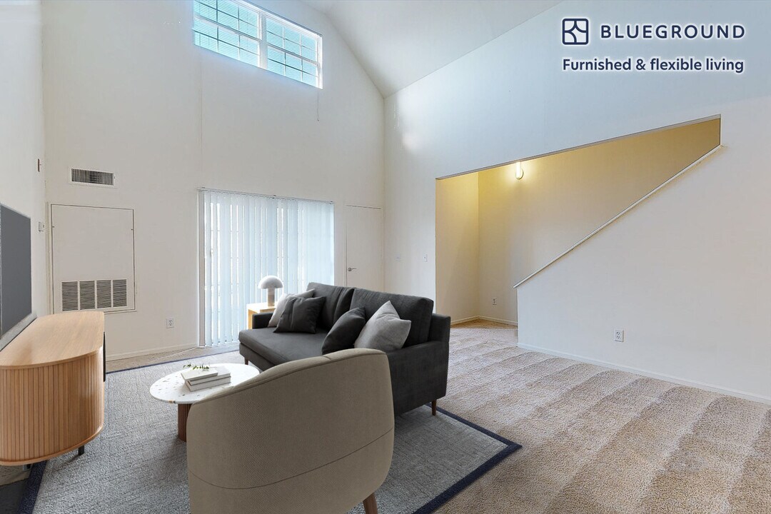 313 Avalon Cir in Smithtown, NY - Foto de edificio