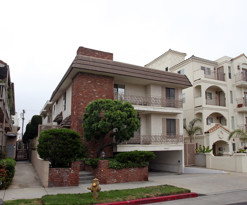 11832 Kiowa Ave in Los Angeles, CA - Foto de edificio