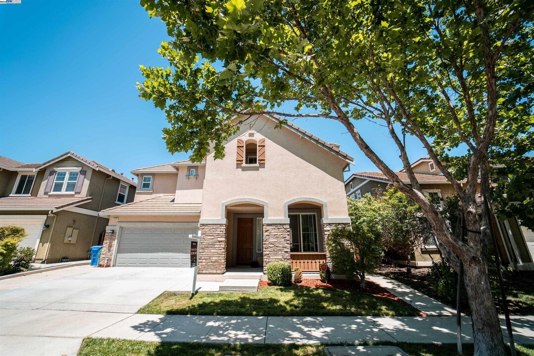 2324 Blue Ridge Ave in Brentwood, CA - Building Photo