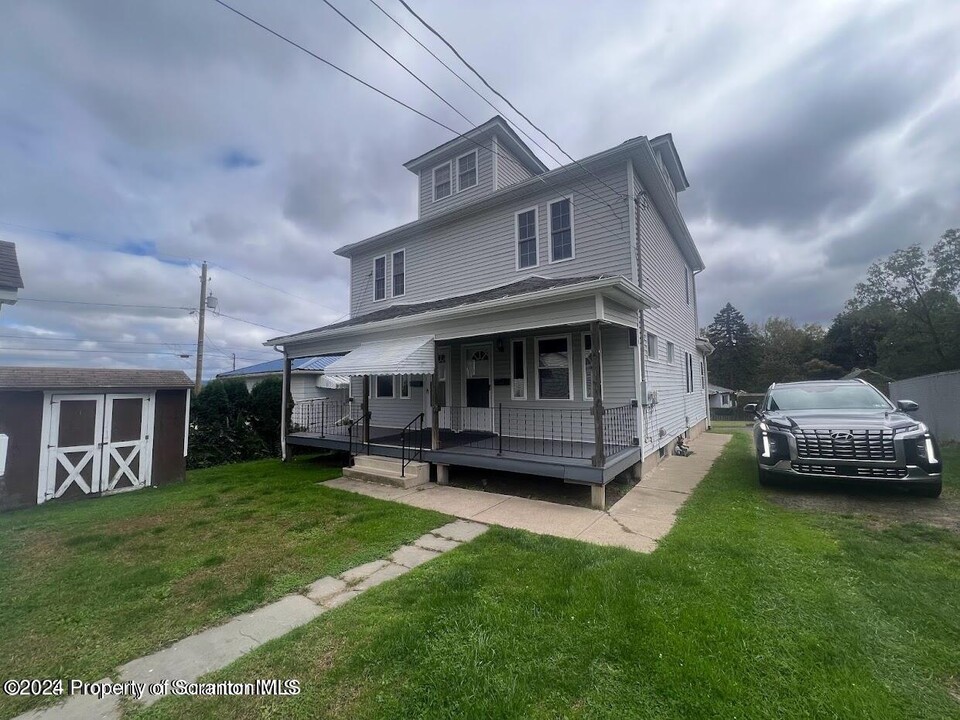 1005 S Main St in Taylor, PA - Building Photo