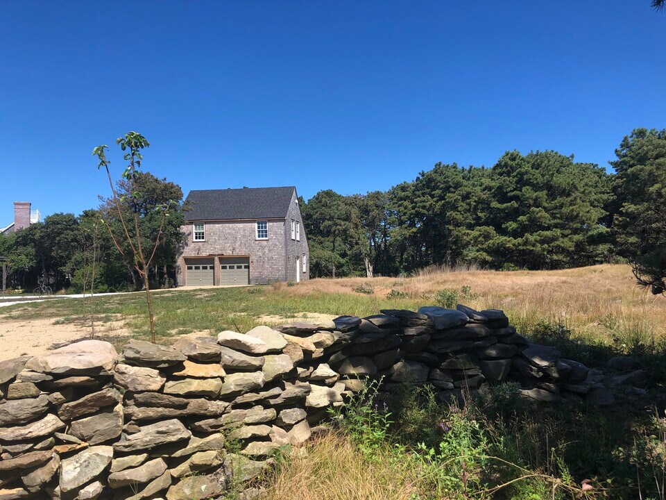 14 Brewster Rd in Nantucket, MA - Building Photo