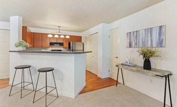 7711 NE 175th St in Kenmore, WA - Foto de edificio - Building Photo