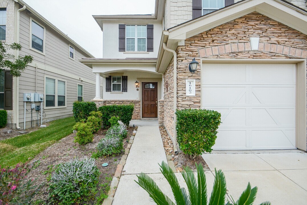 16102 Limestone Lake Dr in Tomball, TX - Foto de edificio