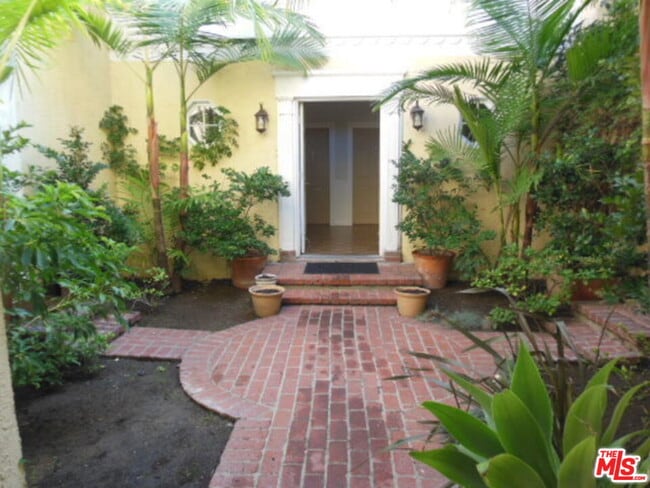 9066 Shoreham Dr in West Hollywood, CA - Building Photo - Building Photo