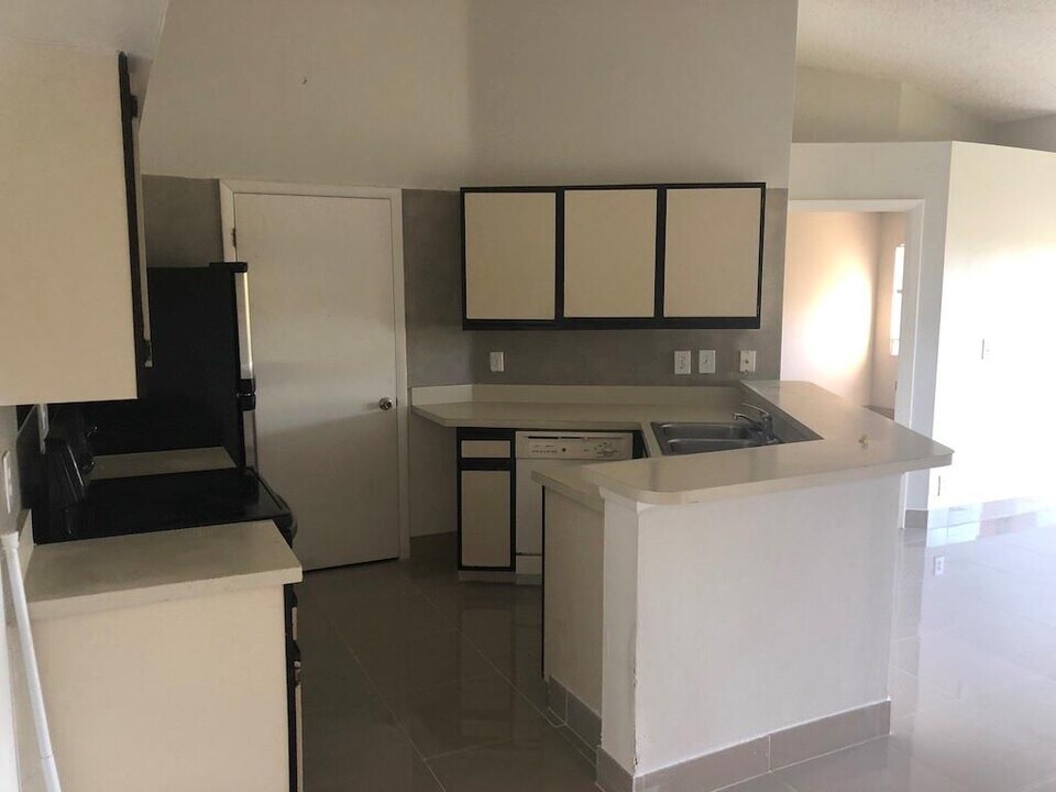 9999 Summerbreeze Dr, Unit 418 in Sunrise, FL - Building Photo