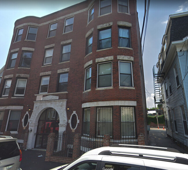 17 Highgate St, Unit 1 in Boston, MA - Foto de edificio - Building Photo