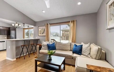 912 W 66th St in Minneapolis, MN - Foto de edificio