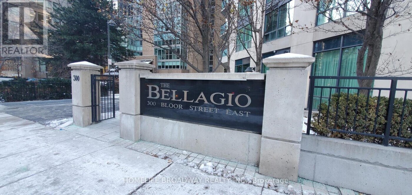 300 Bloor St E in Toronto, ON - Building Photo