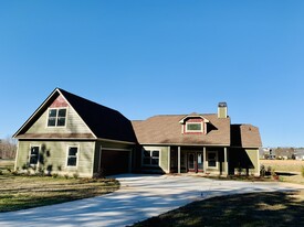 385 Trinity Pond Road in Winterville, GA - Building Photo