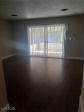 3028 Scarlet Oak Ave in Las Vegas, NV - Foto de edificio - Building Photo