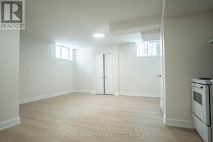 118 Fairholme Ave in Toronto, ON - Building Photo