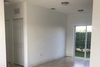 Enclave at Amelia Oaks in Hialeah, FL - Foto de edificio - Building Photo