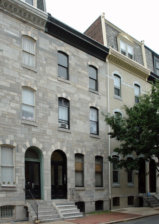 2225 Locust St in Philadelphia, PA - Building Photo