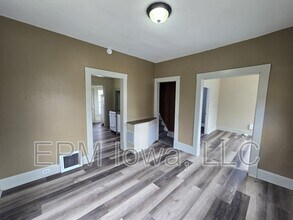 823 Glenwood St in Waterloo, IA - Building Photo - Building Photo