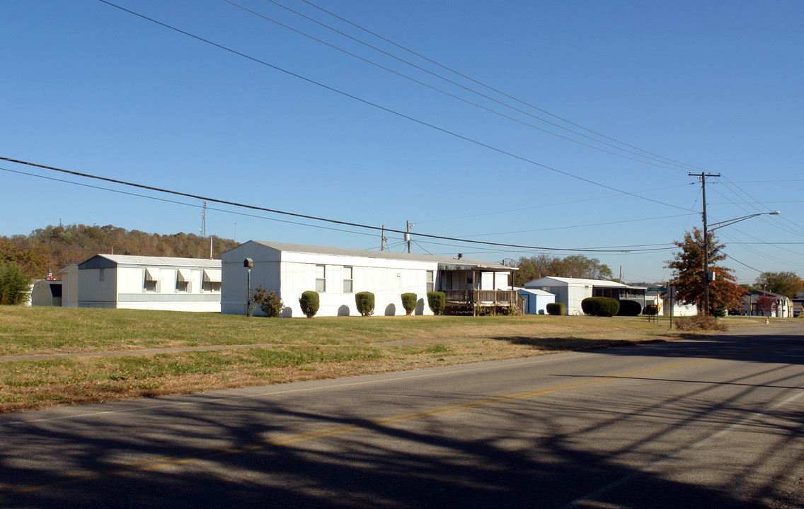 700 Thomas St in Belpre, OH - Building Photo