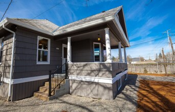 5027 SE 70th Ave in Portland, OR - Building Photo - Building Photo