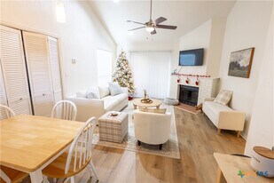 430 Lindsey St in San Marcos, TX - Building Photo