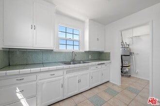 2122 W 102nd St in Los Angeles, CA - Building Photo - Building Photo