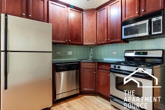 3246 N Clifton Ave, Unit E1 in Chicago, IL - Building Photo - Building Photo