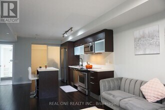 386 Yonge St in Toronto, ON - Building Photo - Building Photo