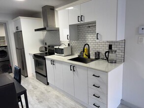 3686 De Bullion Rue in Montréal, QC - Building Photo - Building Photo